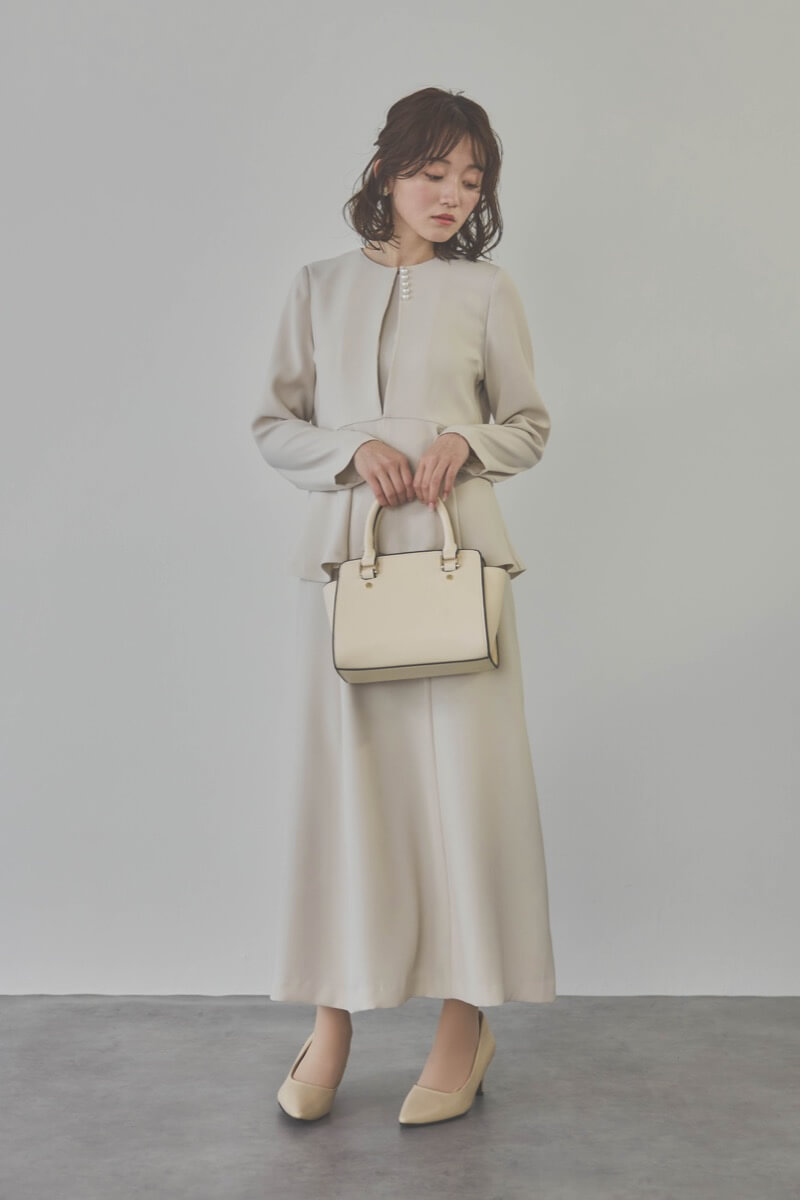 ベージュのフレアジャケット付きワンピース