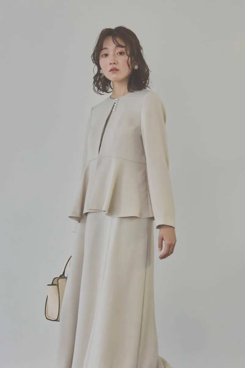 ベージュのフレアジャケット付きワンピース