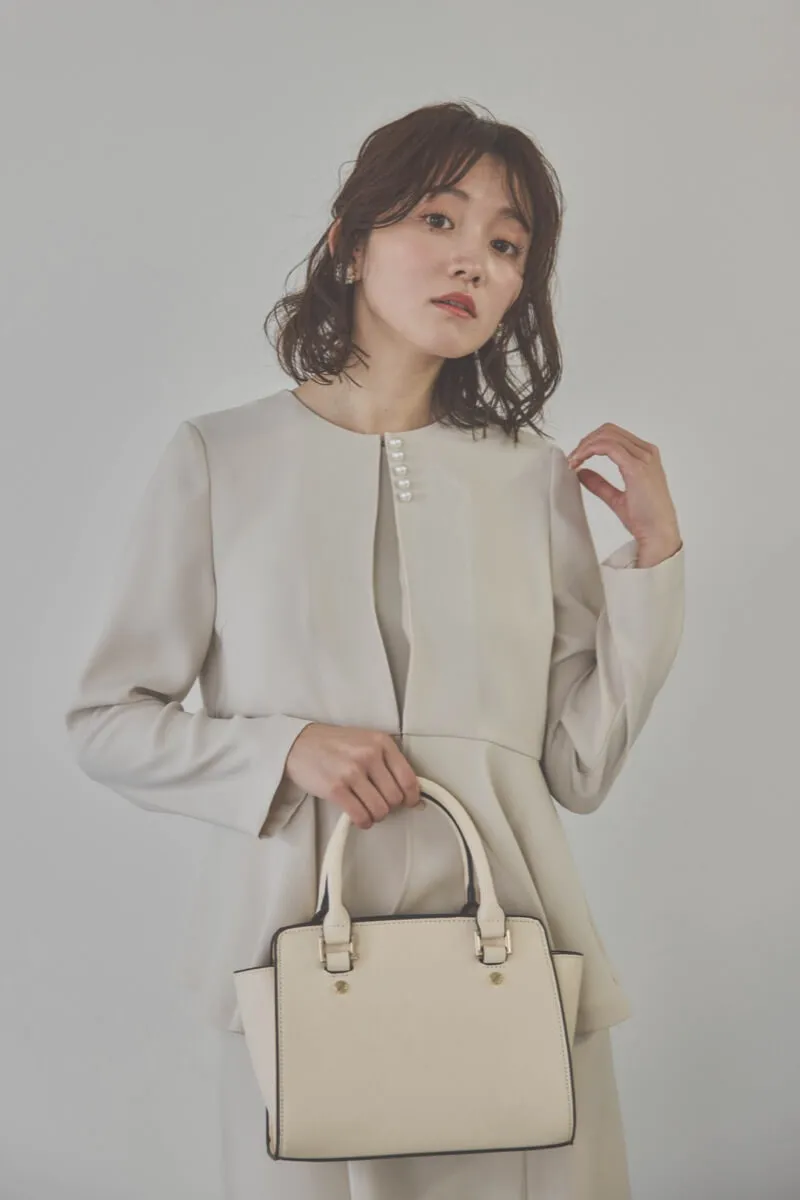 ベージュのフレアジャケット付きワンピース