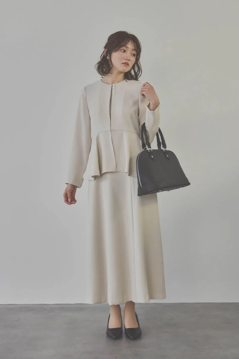 ベージュのフレアジャケット付きワンピース