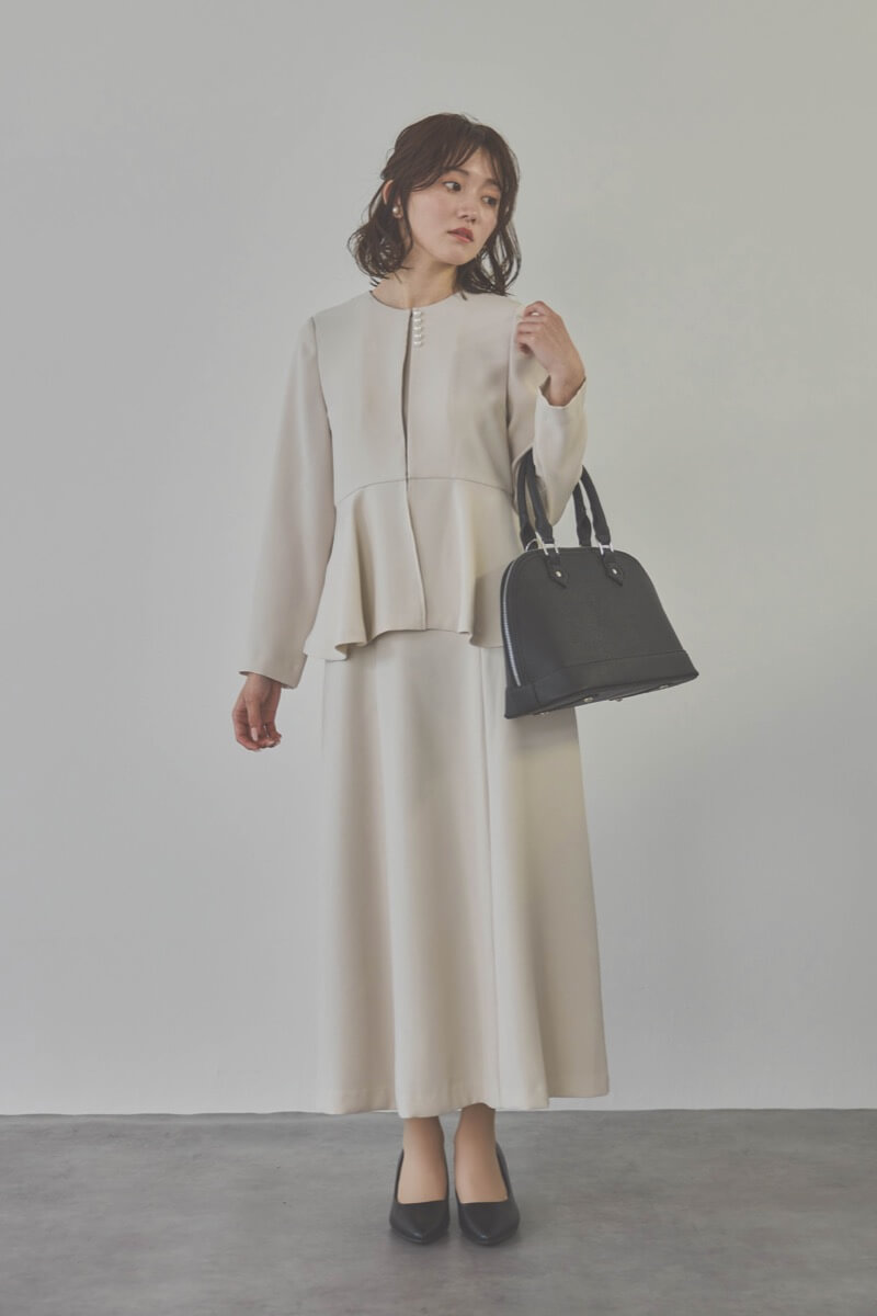 ベージュのフレアジャケット付きワンピース