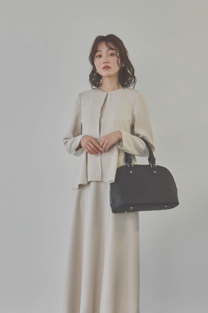 ベージュのフレアジャケット付きワンピース