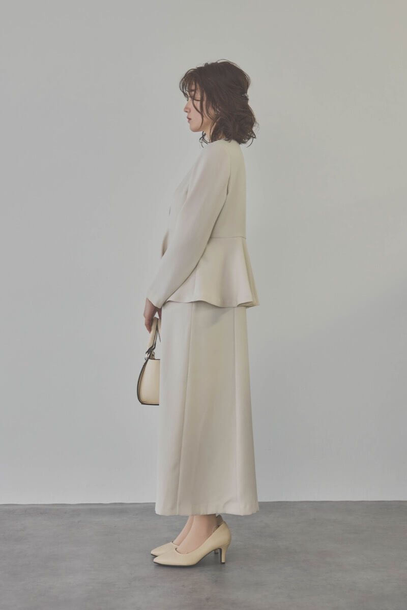 ベージュのフレアジャケット付きワンピース