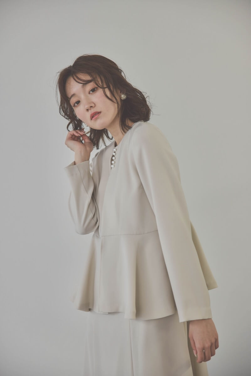 ベージュのフレアジャケット付きワンピース