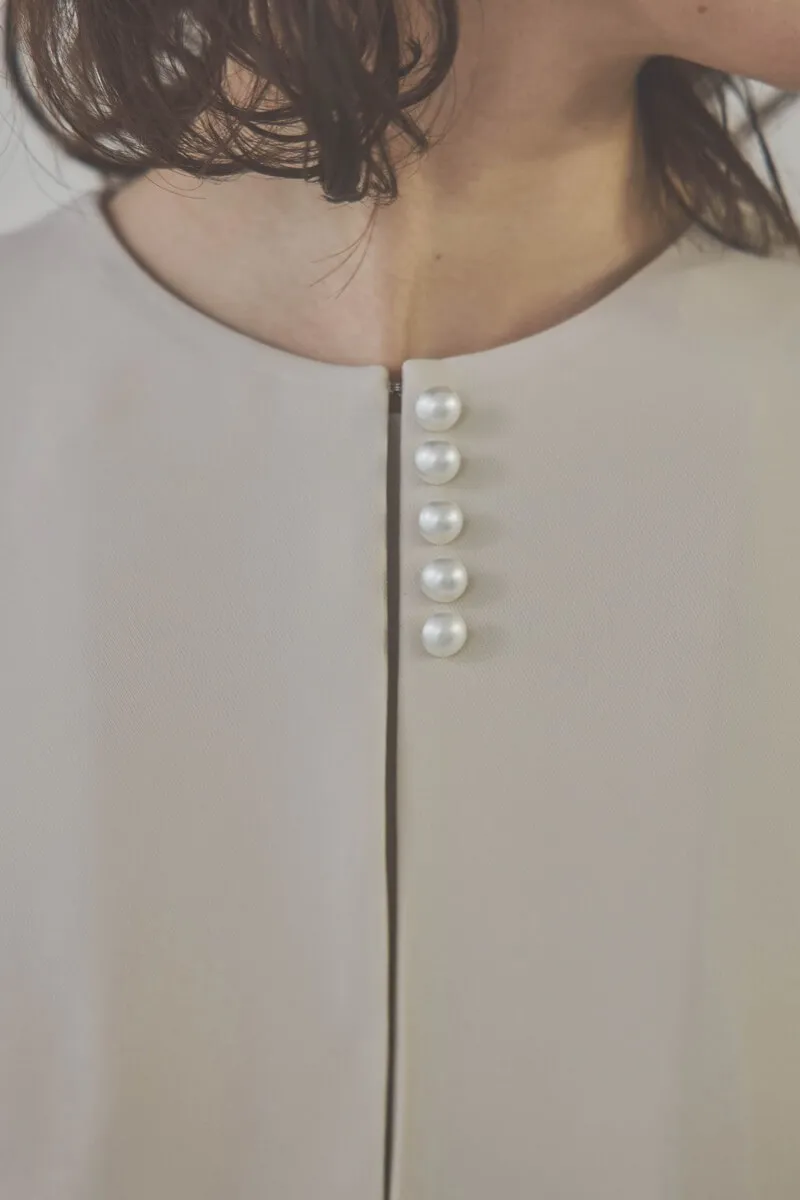 ベージュのフレアジャケット付きワンピース