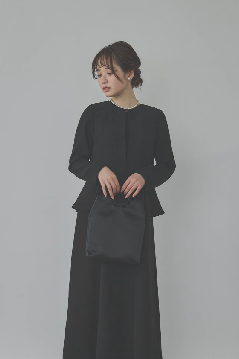 ブラックのフレアジャケット付きワンピース