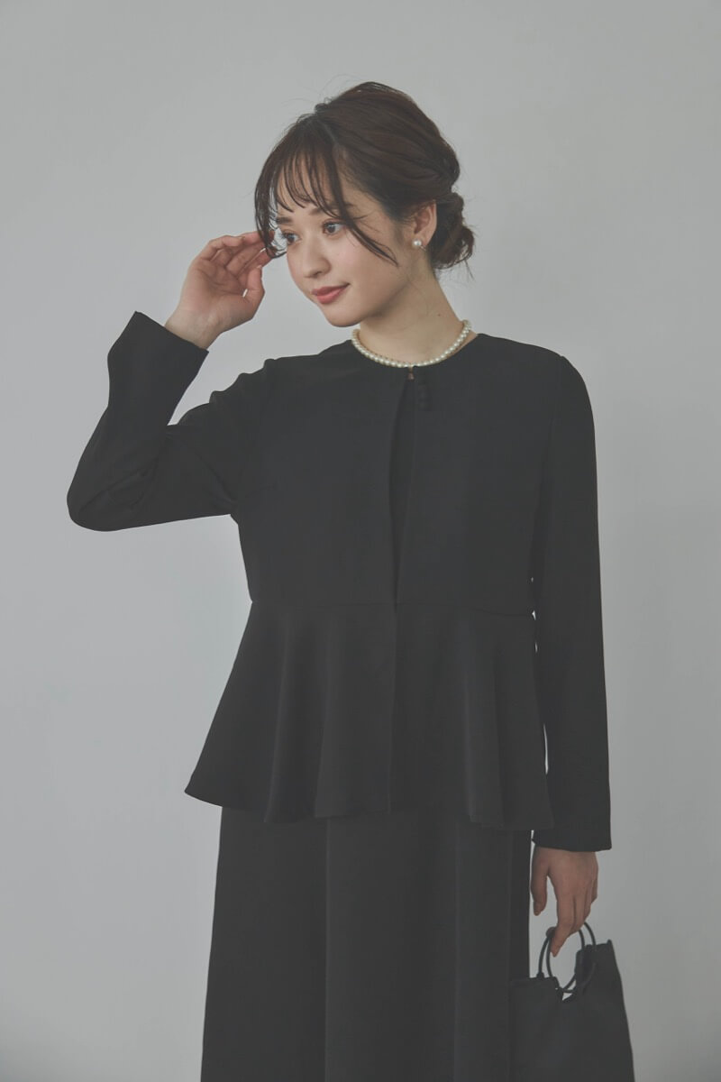 ブラックのフレアジャケット付きワンピース