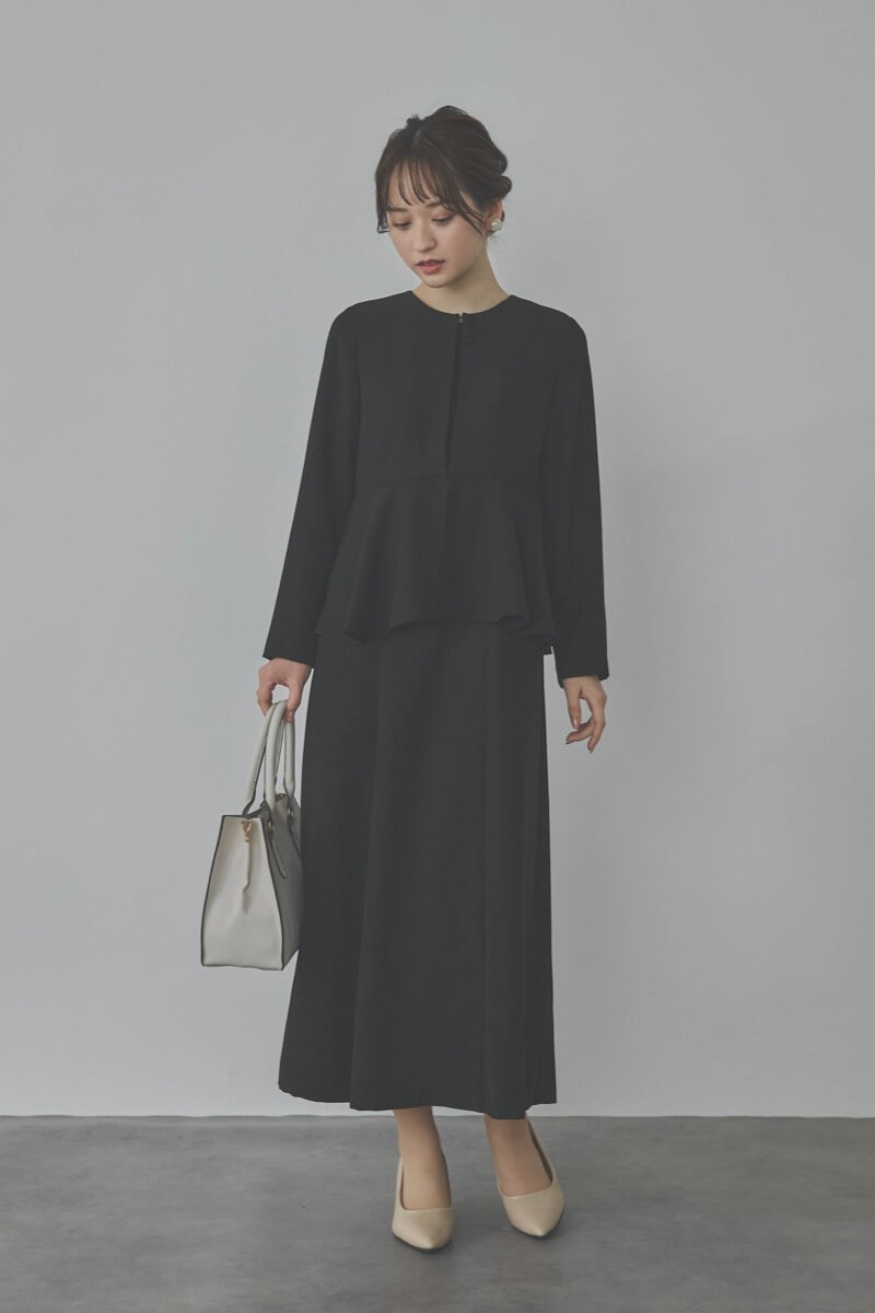 ブラックのフレアジャケット付きワンピース
