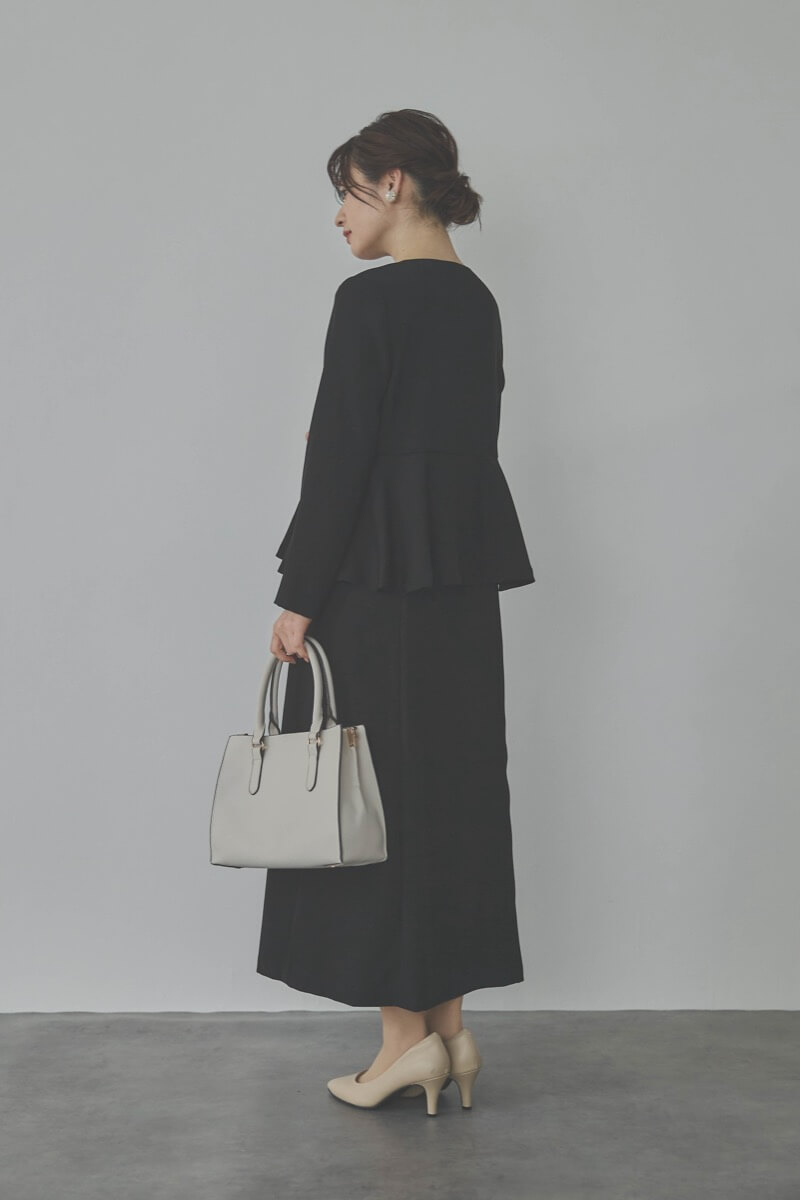 ブラックのフレアジャケット付きワンピース