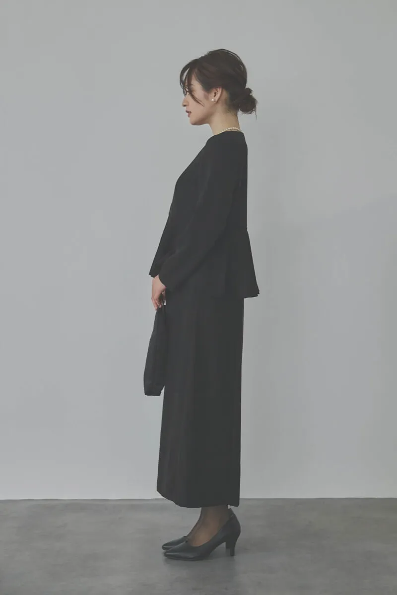 ブラックのフレアジャケット付きワンピース