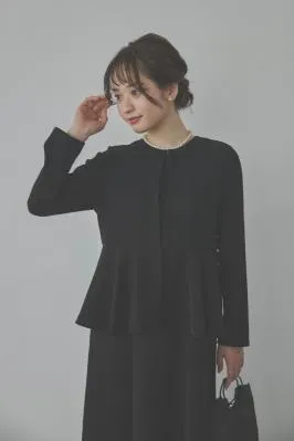 ブラックのフレアジャケット付きワンピース