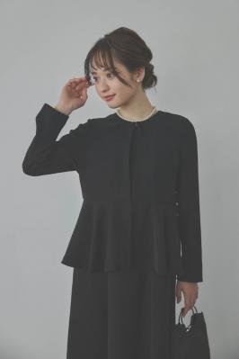 ブラックのフレアジャケット付きワンピース