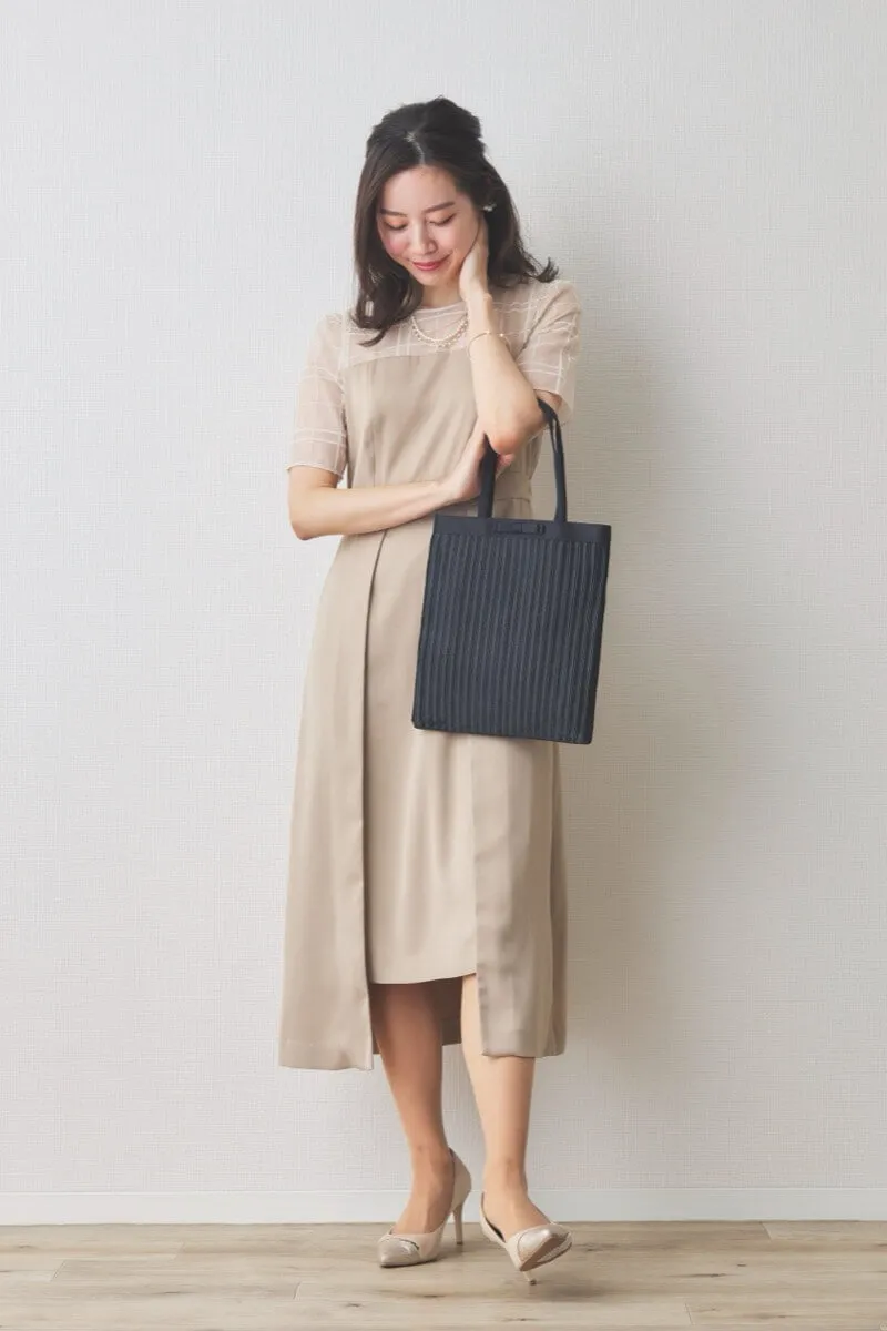 ブラックのプリーツサテンサブバッグ