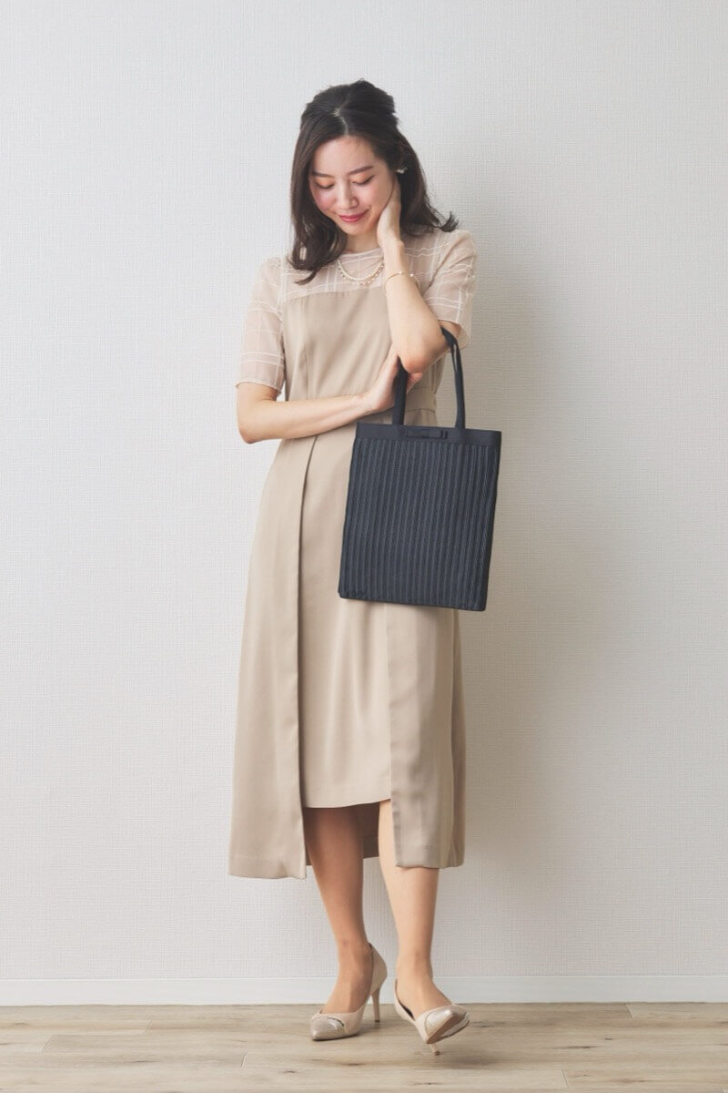 ブラックのプリーツサテンサブバッグ