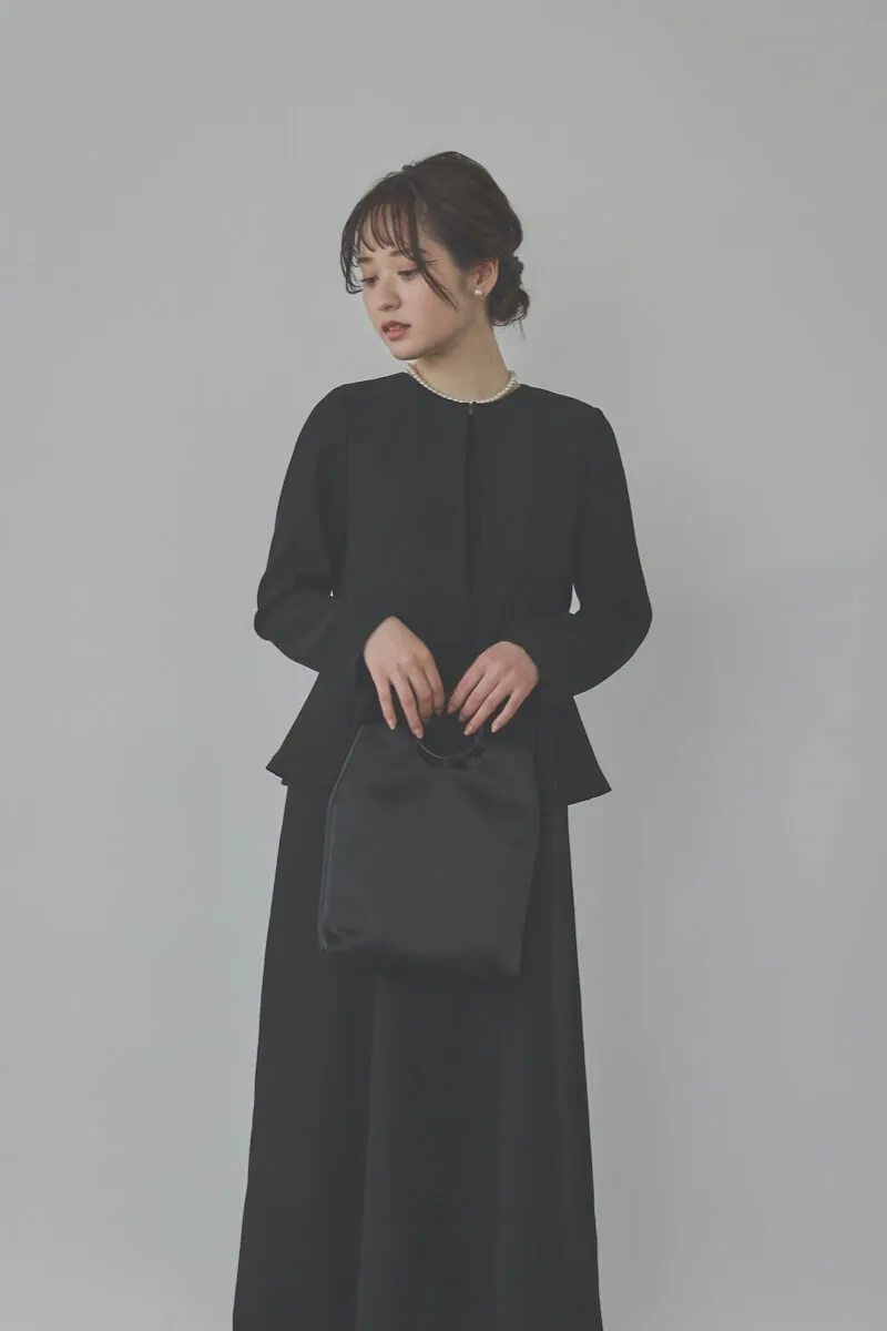 ブラックのフレアジャケット付きワンピース