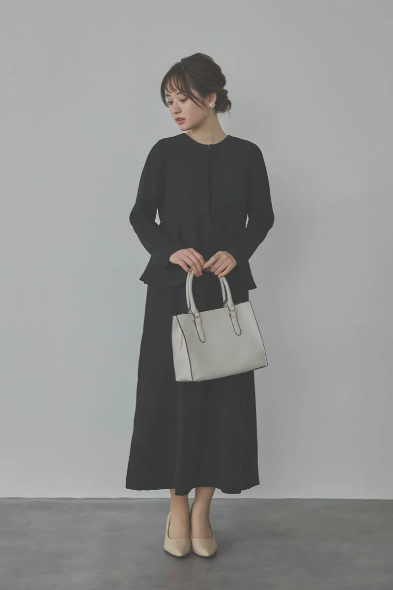 ブラックのフレアジャケット付きワンピース