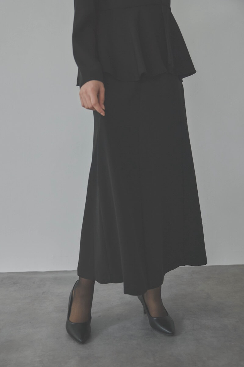 ブラックのフレアジャケット付きワンピース