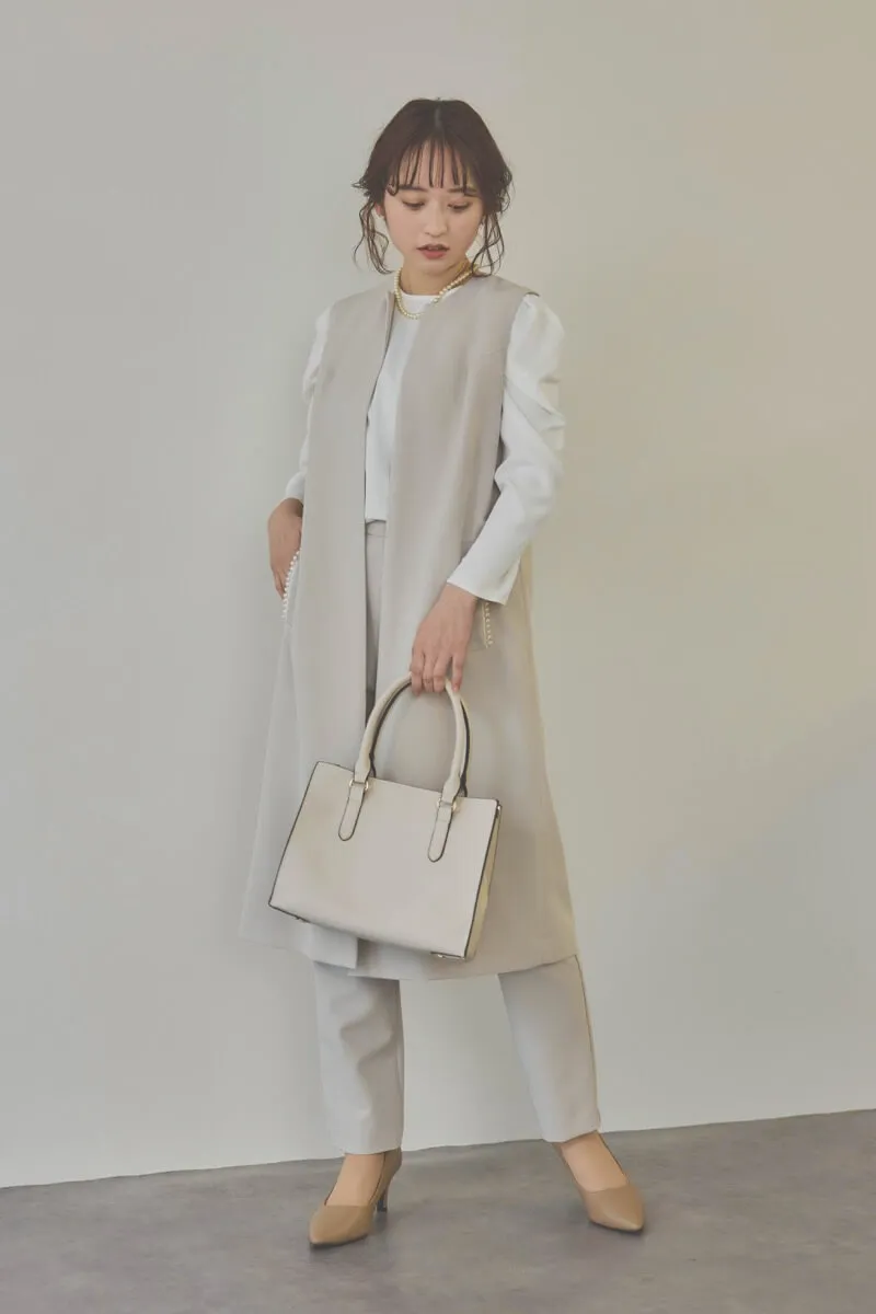 ベージュのパールボタンジレスーツセット