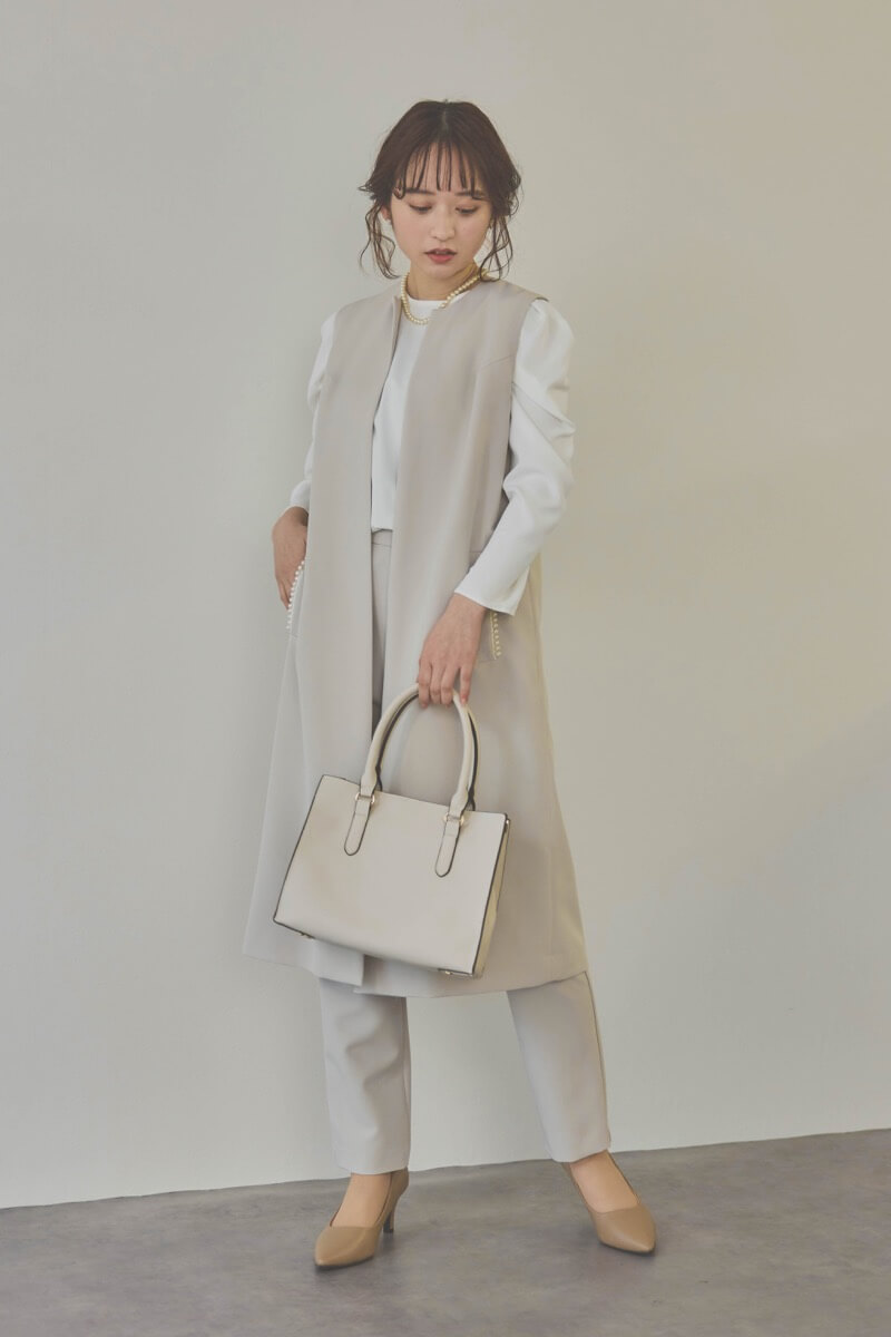 ベージュのパールボタンジレスーツセット