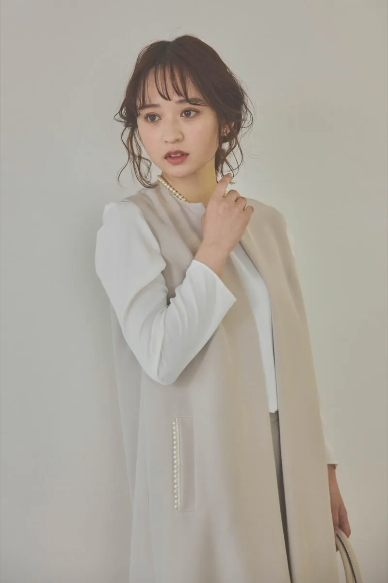 ベージュのパールボタンジレスーツセット