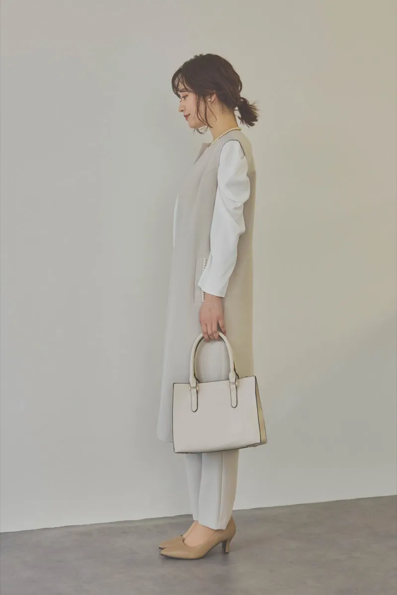 ベージュのパールボタンジレスーツセット