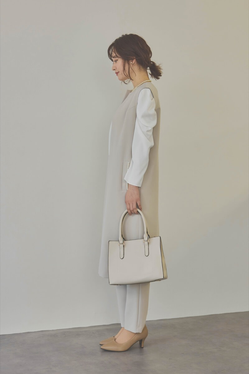 ベージュのパールボタンジレスーツセット