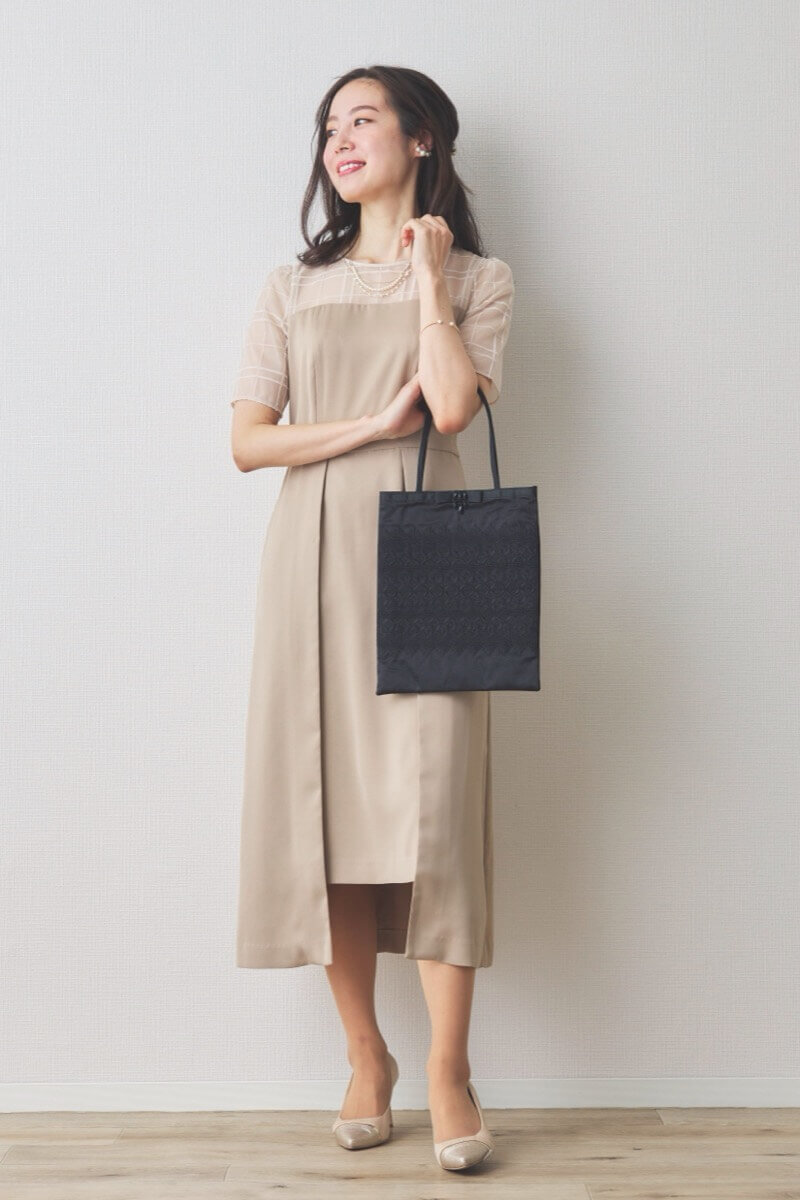 ブラックのエンブロイダリーサブバッグ