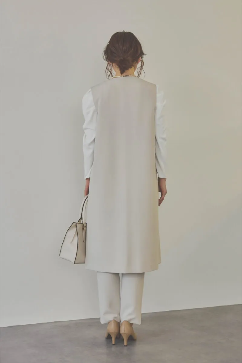 ベージュのパールボタンジレスーツセット