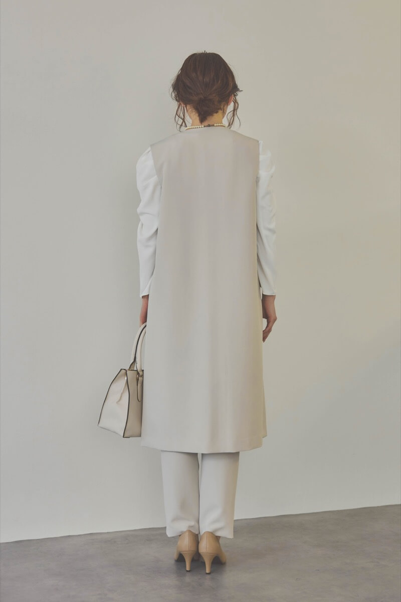 ベージュのパールボタンジレスーツセット