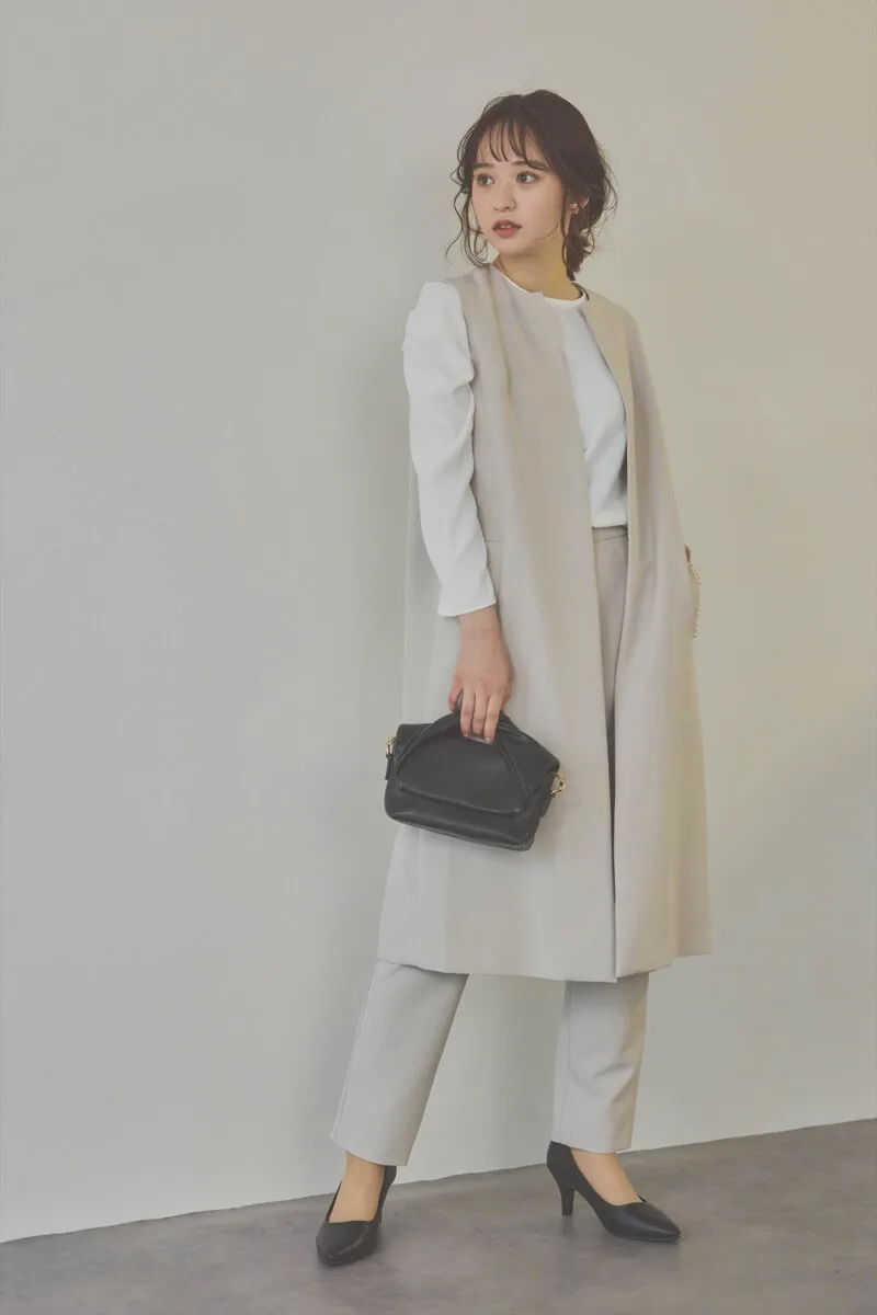 ベージュのパールボタンジレスーツセット