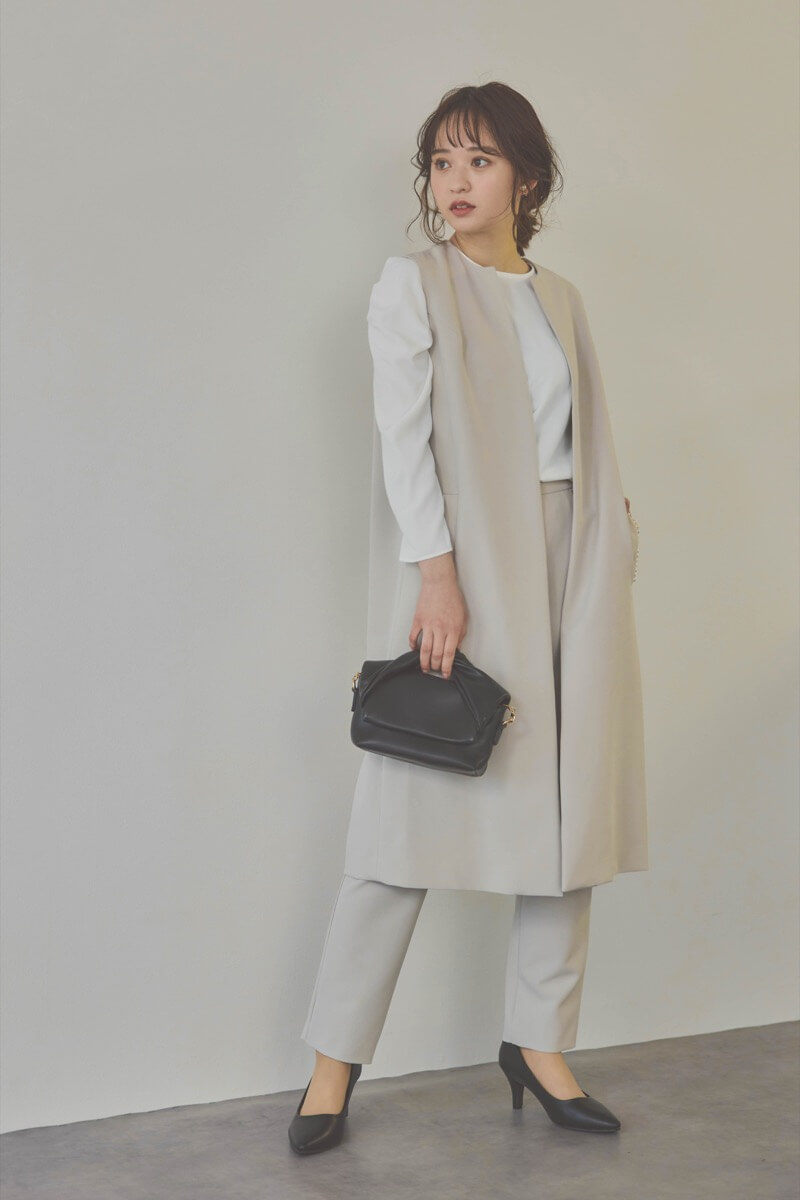 ベージュのパールボタンジレスーツセット