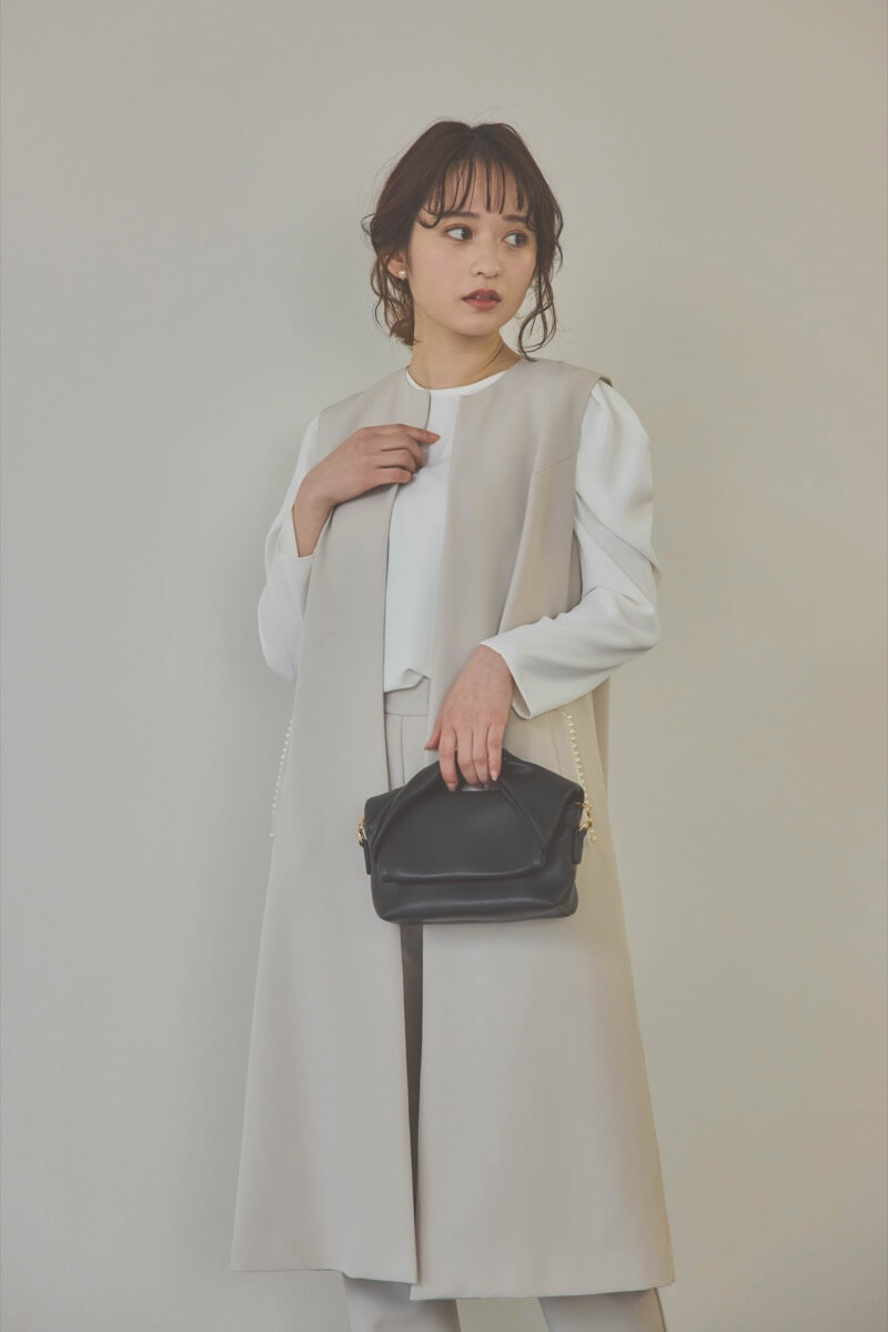 ベージュのパールボタンジレスーツセット