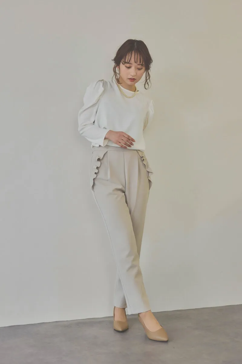 ベージュのパールボタンジレスーツセット