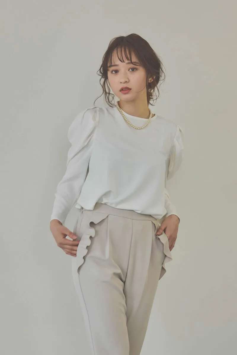 ベージュのパールボタンジレスーツセット