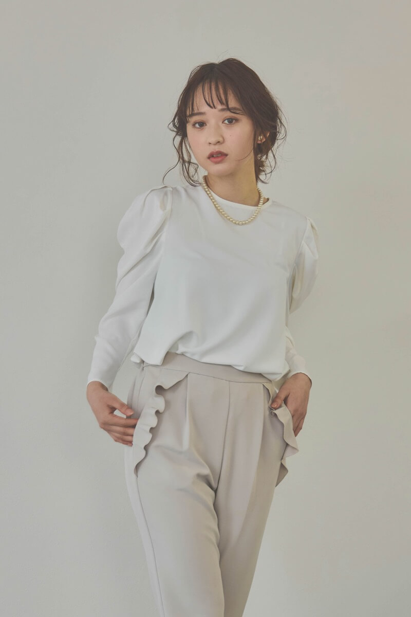 ベージュのパールボタンジレスーツセット