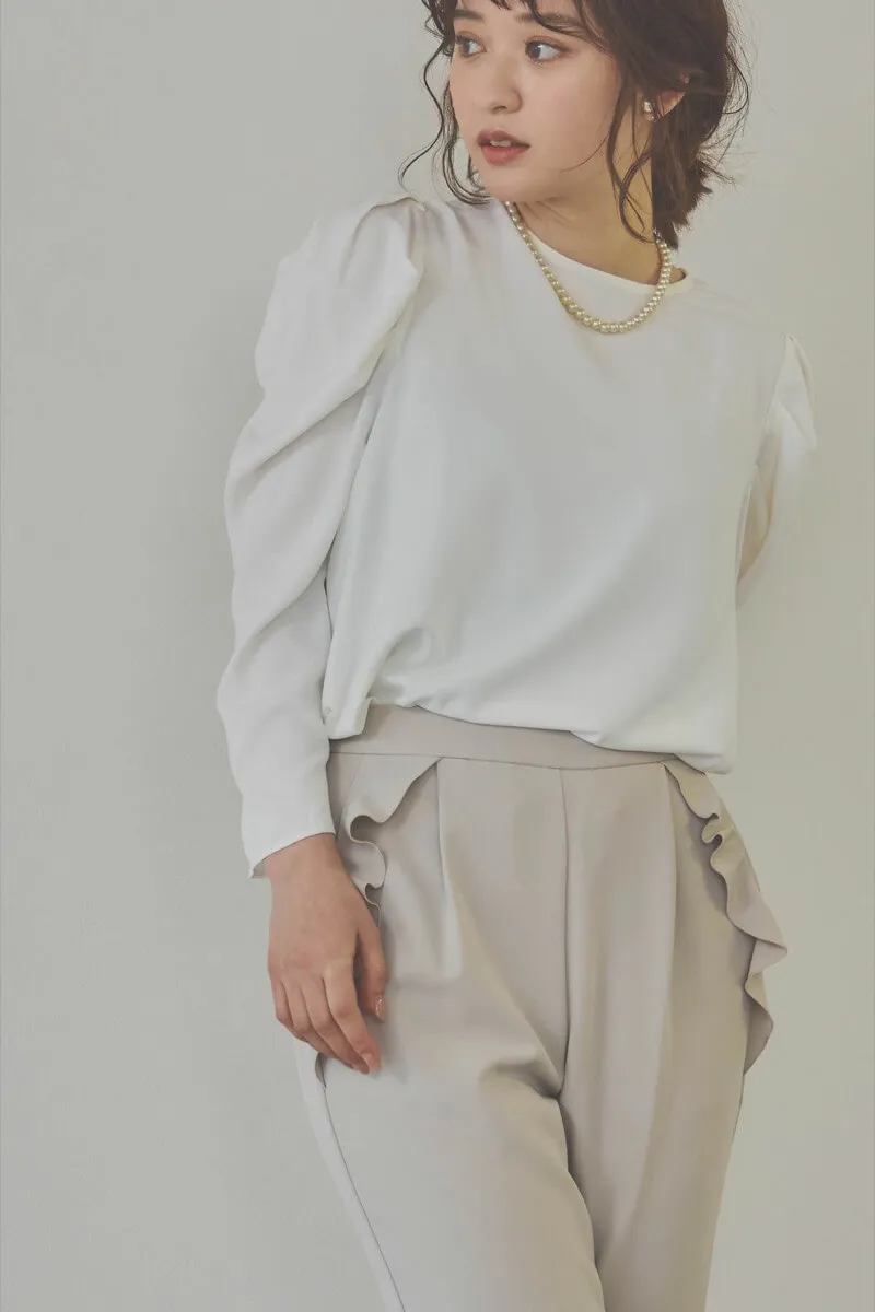 ベージュのパールボタンジレスーツセット