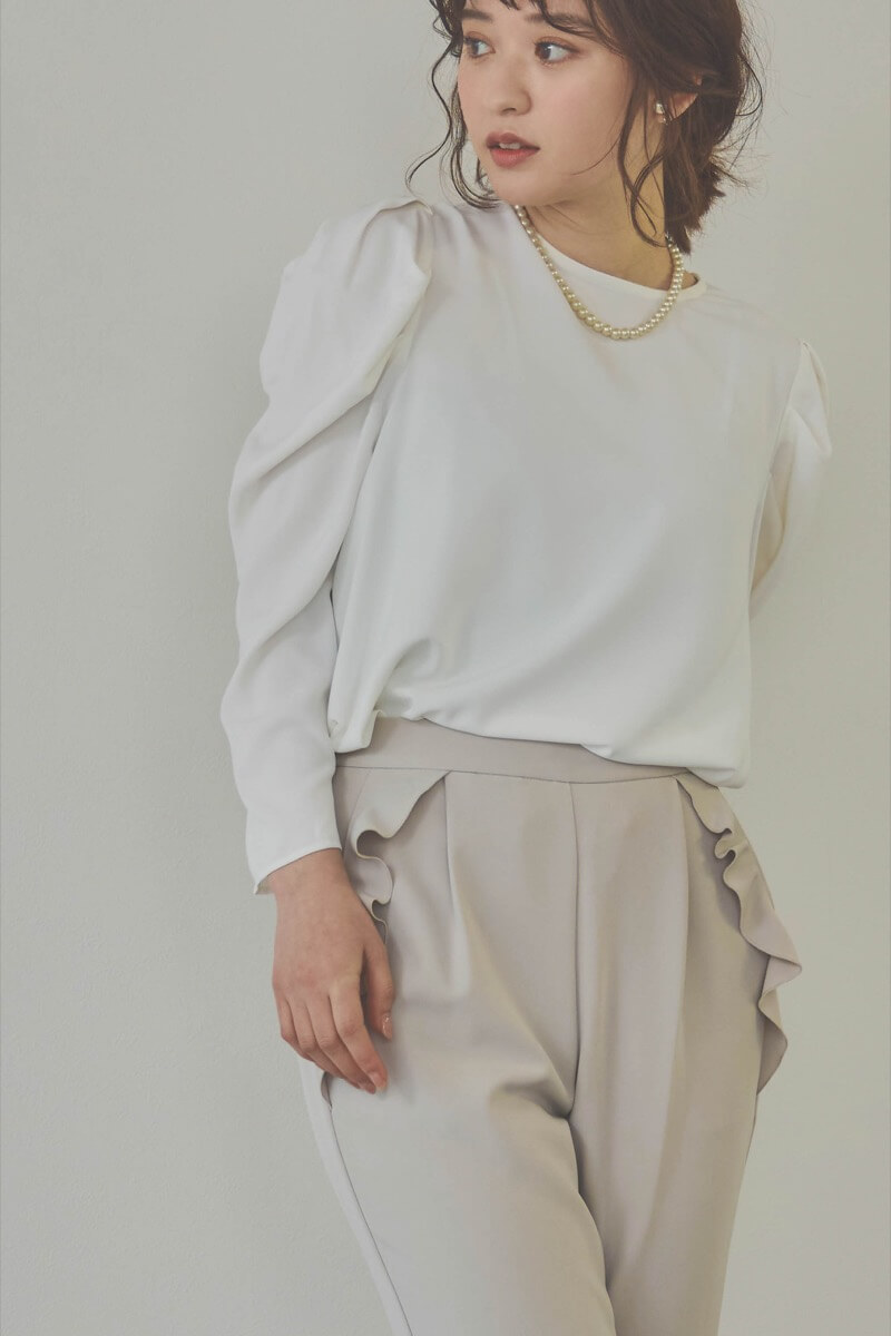 ベージュのパールボタンジレスーツセット