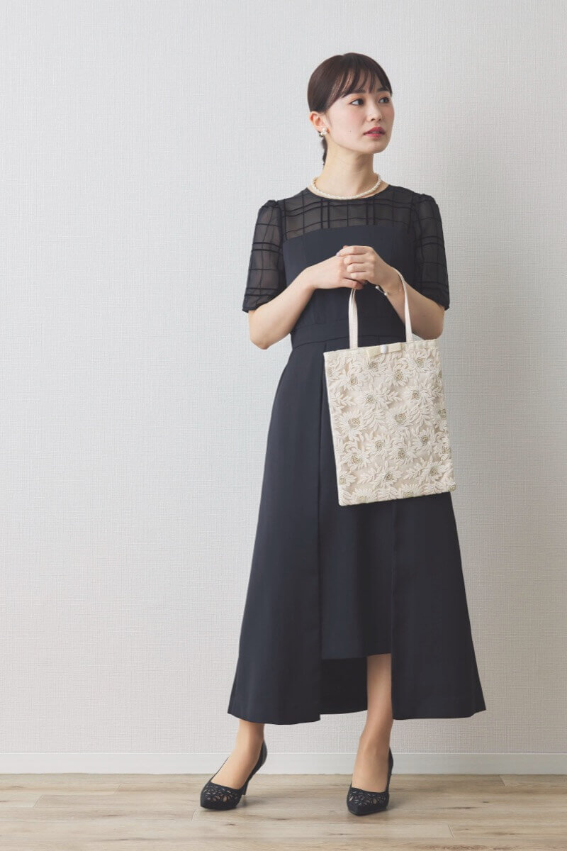 ベージュのフラワーレースサブバッグ