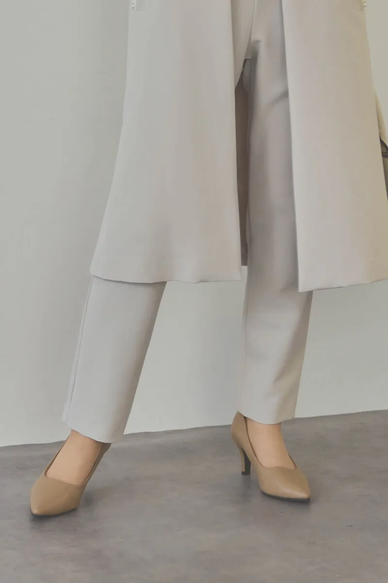 ベージュのパールボタンジレスーツセット