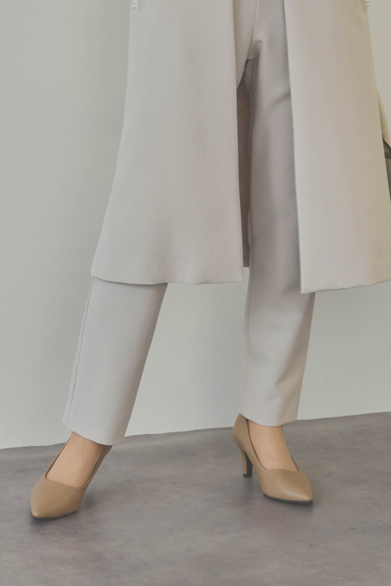 ベージュのパールボタンジレスーツセット