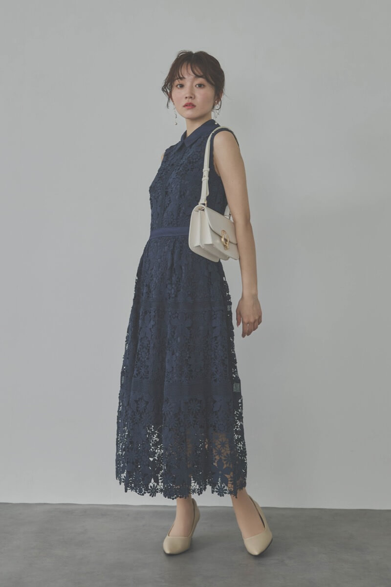 ネイビーのフラワーレースワンピース