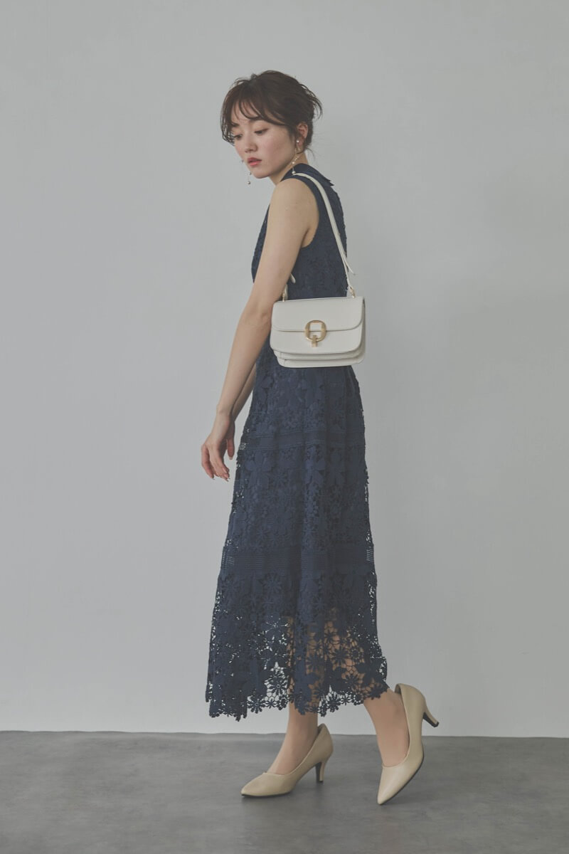 ネイビーのフラワーレースワンピース