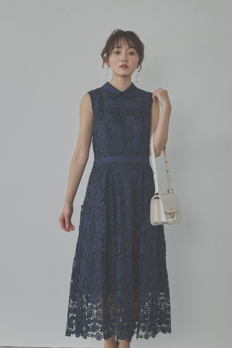 ネイビーのフラワーレースワンピース