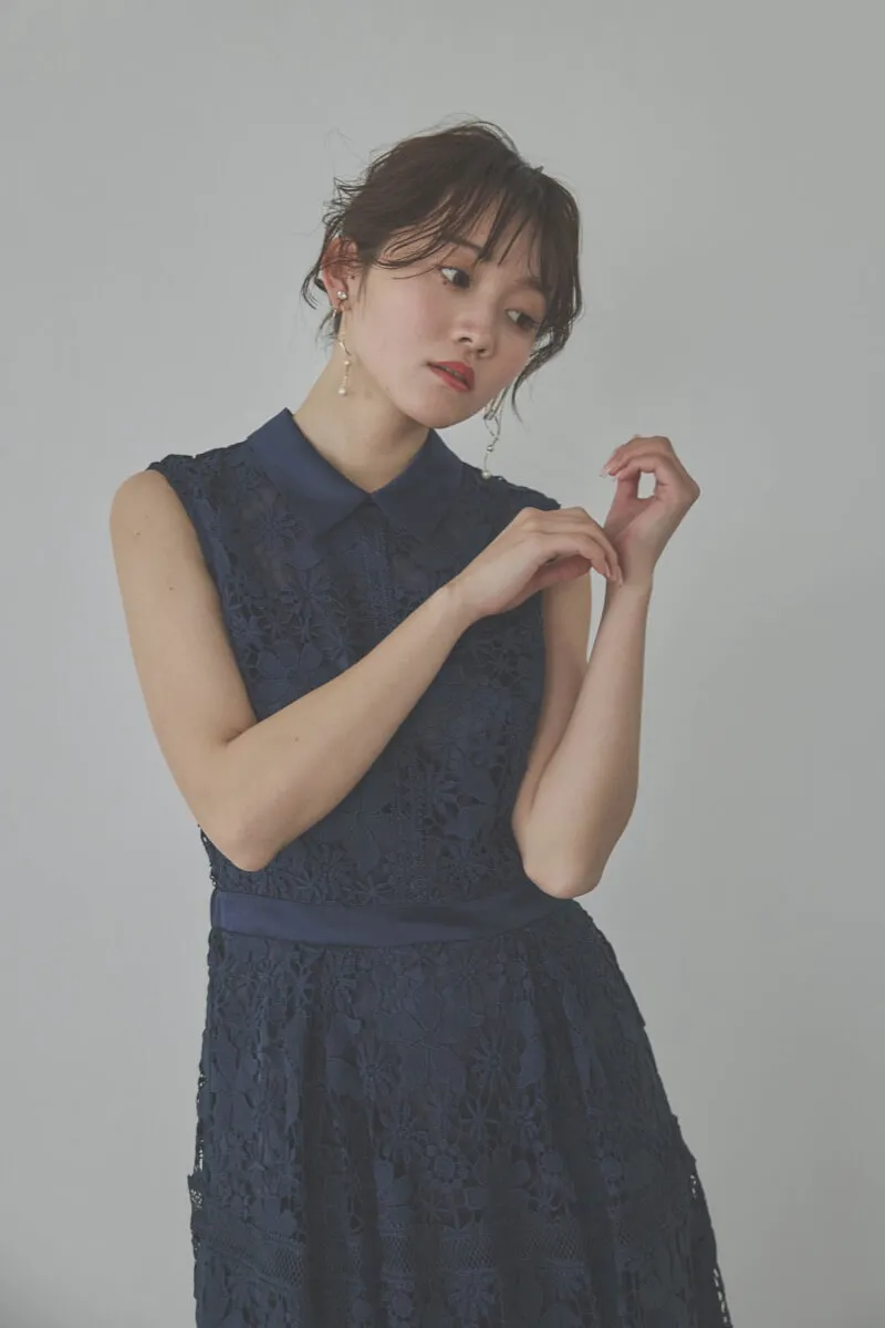 ネイビーのフラワーレースワンピース