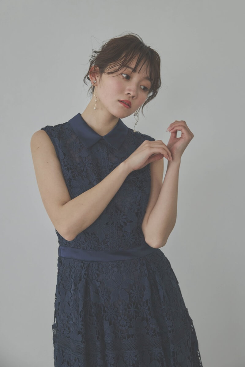 ネイビーのフラワーレースワンピース