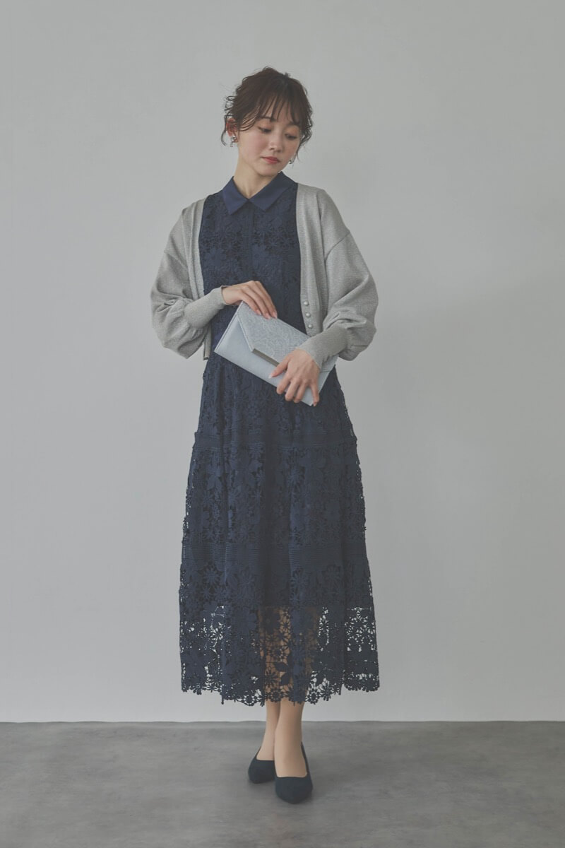 ネイビーのフラワーレースワンピース