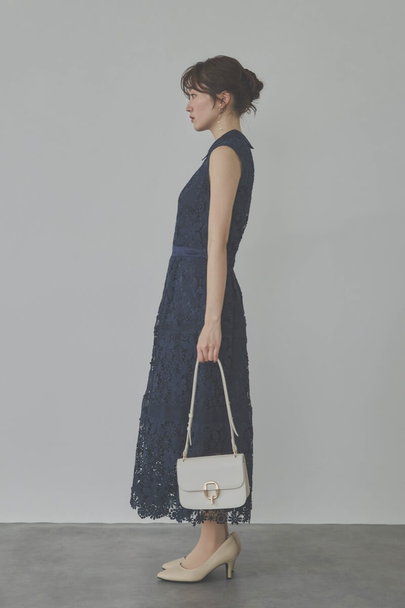 ネイビーのフラワーレースワンピース