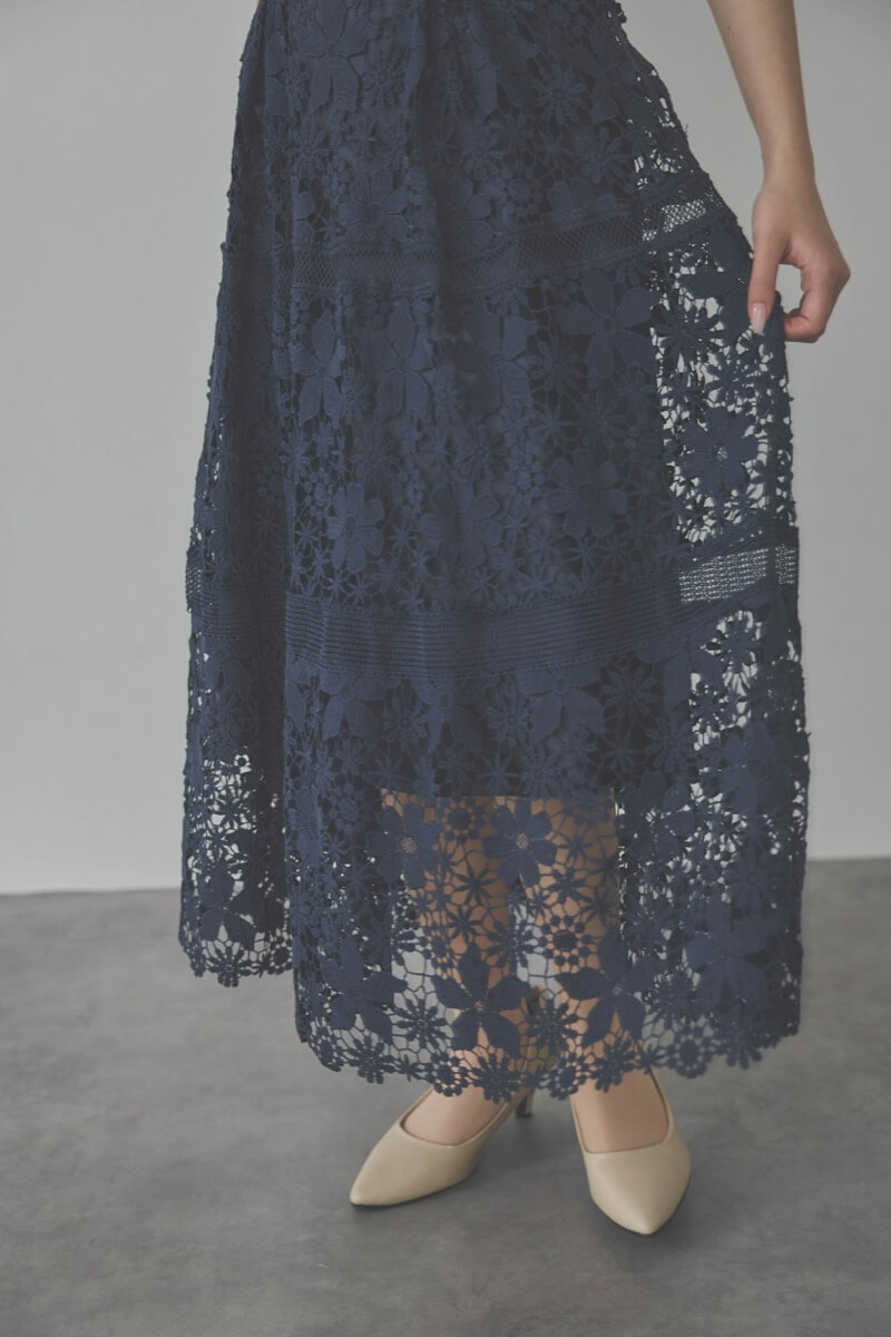 ネイビーのフラワーレースワンピース