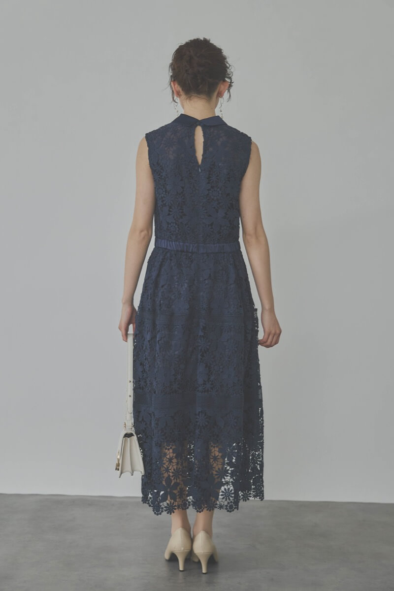 ネイビーのフラワーレースワンピース