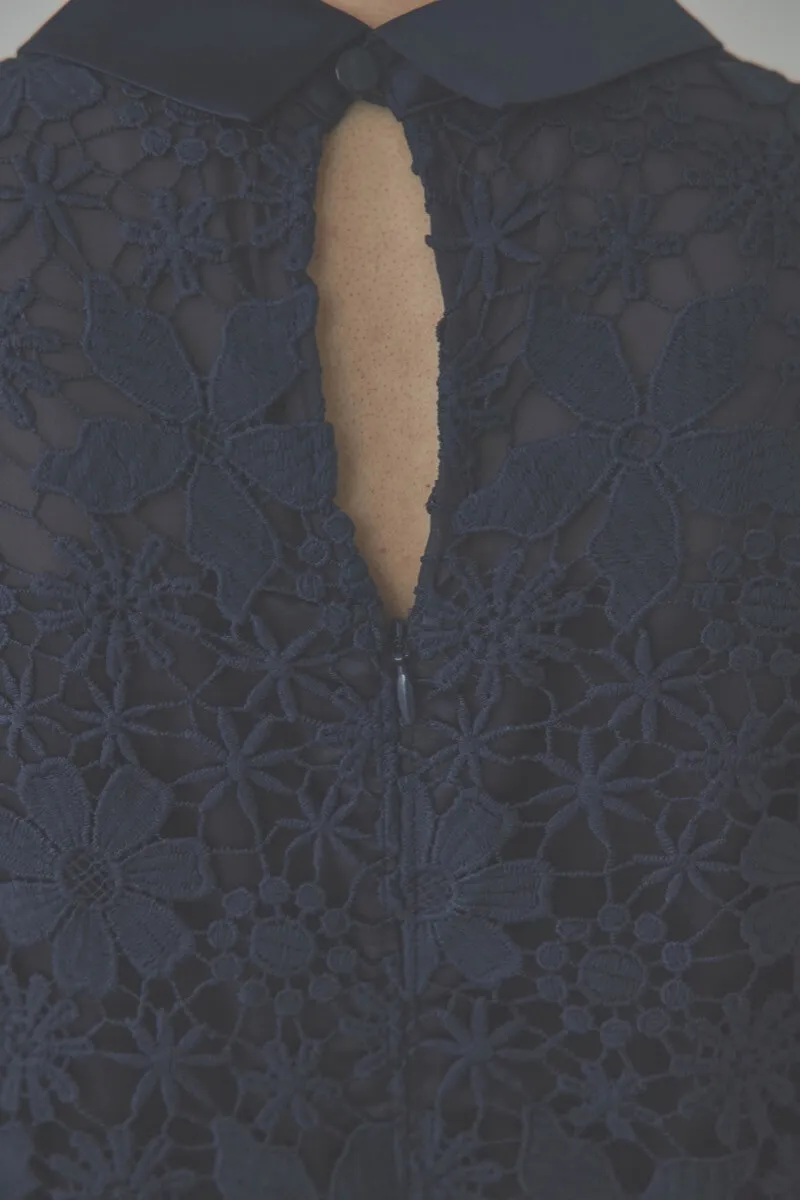 ネイビーのフラワーレースワンピース